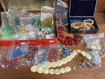 Lot 71 - Qty jewellery, beads