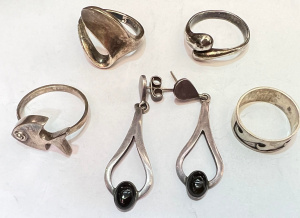 Lot 296 - Silver modernist jewellery - 4 x rings & pr drop earrings