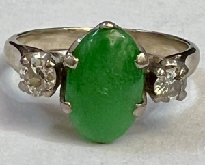 Lot 315 - 18ct gold Ring set with oval Jade and diamonds either side - TW 4 grms
