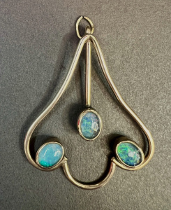 Lot 316 - 9ct ygold pendant set with three opals - 4cms L - TW 5 grms