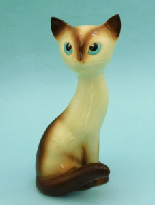 Lot 365 - Vintage c1950s Sylvac English China figure of a Stylised Siamese Cat -