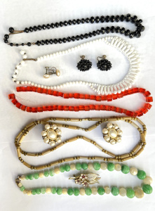 Lot 72 - Grp vintage jewellery - 5 x glass, jet, gemstone necklaces, earrings &