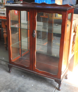 Lot 77 - Vintage Queen Anne style Display Cabinet - Mirrored back, 2 x glass adj
