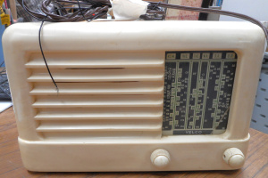 Lot 116 - Art Deco Velco Cream Bakelite Mantle Radio, 18cmH (af)