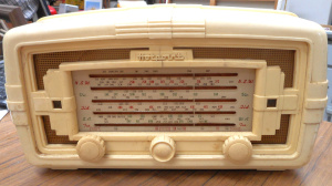 Lot 118 - Vintage Hotpoint Plastic Cased Mantle Radio, 18cmH, Model P64ME AF
