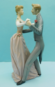 Lot 359 - Vintage Lladro Figure - Anniversary Waltz Model 1372 - 33cm H