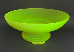 Lot 368 - 2 pce Art Deco Uranium citrine coloured Satin Glass bowl and stand, ap