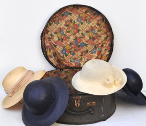 Lot 38 - Vintage Ladies Hat Box w 4 x Ladies Summer Hats