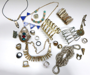 Lot 78 - Small box lot of costume jewellery inc bangles, necklaces & assorte