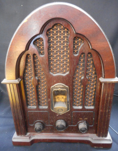 Lot 143 - Vintage-style GE Mantle AMFM Radio - Arched top gothic style w paperwo