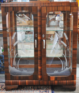 Lot 77 - Art Deco Glass Display Cabinet w Mirrored back, 2 x Shelves , Frosted