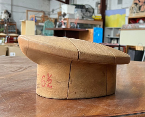 Lot 224 - Vintage 5 pce wooden hat block