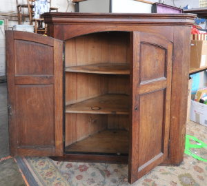 Lot 113 - Large c1900 Tasmanian Oak Corner Cabinet w 2 x Shelves & Ebonised