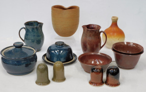 Lot 171 - Group lot Australian Pottery inc Lynne Kennedy Brown & Blue Glaze
