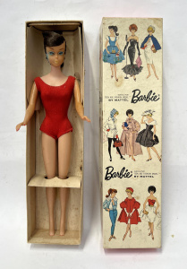 Lot 373 - Vintage 1960s boxed Barbie doll - brunette swirl ponytail - Mod 850 -