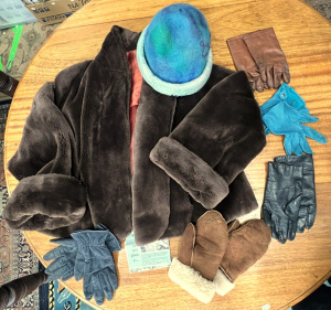 Lot 103 - Vintage Case & ladies items - 5 pair gloves, leather, suede, lamb