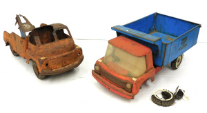 Lot 166 - 2 x Vintage Australian AF Wyn Tin Toy trucks inc Sand & Gravel Dum