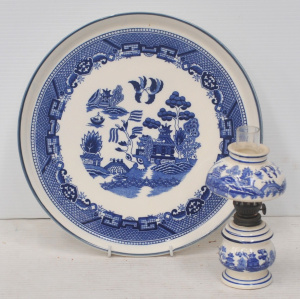 Lot 259 - 2 pces Blue & White Willow pattern ceramics inc small Oil Lamp 20c