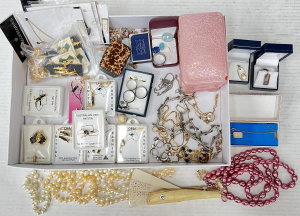 Lot 293 - Group mainly jewellery - 3 silver Ingots, rings, necklaces, cardedboxe