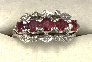 Lot 316 - Ladies 18ct white gold Ring - 5 claw set rubies between two rows each