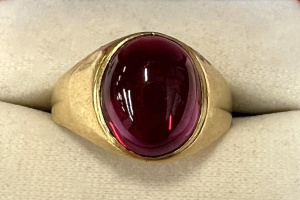 Lot 318 - Ladies vintage 18ct ygold domed Ring set with oval cabochon Ruby appro