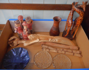 Lot 20 - Box lot Wooden & Glass items, incl giraffe and lizard sculptures, v