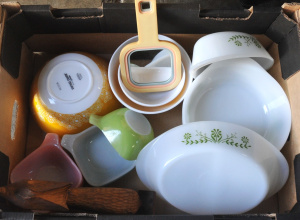 Lot 48 - Box lot - Retro 1970s & other Pyrex Glassware, 1980s Hand mirror +