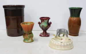 Lot 159 - Group lot of vintage Australian Pottery Mingay Urn Vase, Wembley Ware