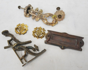 Lot 170 - Small box lot - Vintage Brass items - Kendrick & Sons Ornate Door