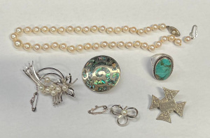 Lot 293 - Group Jewellery - silver Brooches, pearl, Alpaca, natural green turquo