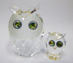 Lot 309 - 2 x Swarovski Crystal Owls - clear with coloured eyes approx 3 - 6cm H