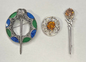 Lot 311 - 3 x Scottish kilt pins, brooches