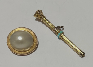 Lot 312 - 2 x pcesc1910 9ct gold brooch with large natural pearl & gold plat