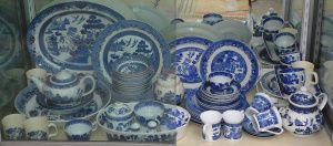 Lot 332 - Group lot of Blue & White Willow pattern ceramics incl Wood &