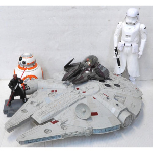 Lot 136 - Group lot - Vintage & Modern Star Wars items - large plastic Mille