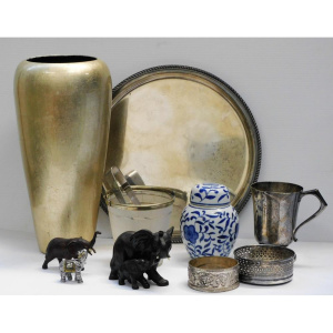 Lot 145 - Mixed Group lot inc Blue & White Ginger Jar, Frosted Glass Ice Buc