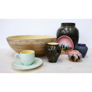 Lot 315 - Group lot of Australian Pottery inc, small Martin Boyd squat vase with