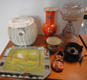 Lot 119 - Mixed Group lot, incl Ladies tub bag, small Pie Crust mirror, Bronzed
