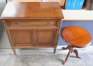 Lot 62 - 2 x Pieces of 1980s Vintage Style Furniture incl Side Table & Side
