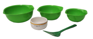 Lot 234 - Small Lot of Retro Homewares incl 3 x Retro Green Plastic Mixing Bowl