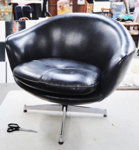 Lot 295 - Retro 1960-70s Black Vinyl Swivel Pod Chair in the style of Overman -