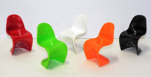 Lot 346 - Boxed set of 5 Sdawy miniature replicas of MCM Vitra Panton chairs 14c