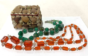 Lot 70 - Group - Small 1940s shell covered jewellery box, long strand vintage re
