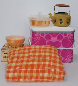 Lot 106 - Group lot of Retro - Mid Century Household items inc Japanese Stonewa