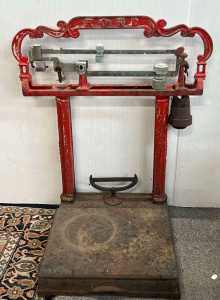 Lot 121 - Vintage Red Howe brand cast iron counter top platform scales - w weigh