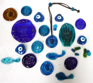 Lot 189 - Small Box Lot of 1970s Moulded Glass Pendants and Suncatchers inc, Men