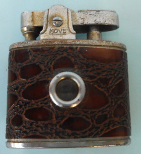 Lot 290 - Vintage novelty Move brand Viewer Cigarette Lighter with revovling Ris
