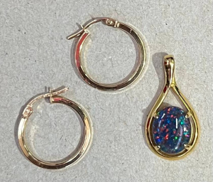 Lot 299 - Group 9ct gold jewellery - opal pendant & pr Hoop earrings - TW 2