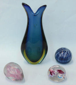 Lot 335 - 4 pces Art Glass inc Australian Art Glass Pauline Delaney Orchid Paper