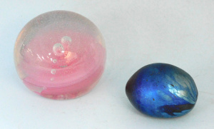 Lot 351 - 2 x Australian Art Glass Paperweights inc Rob Knottenbelt - Britannia